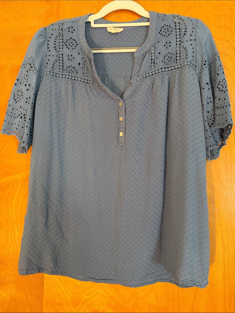 Women's Blue Eyelet Sleeve V-Neck Tunic - Casual Pullover Top
